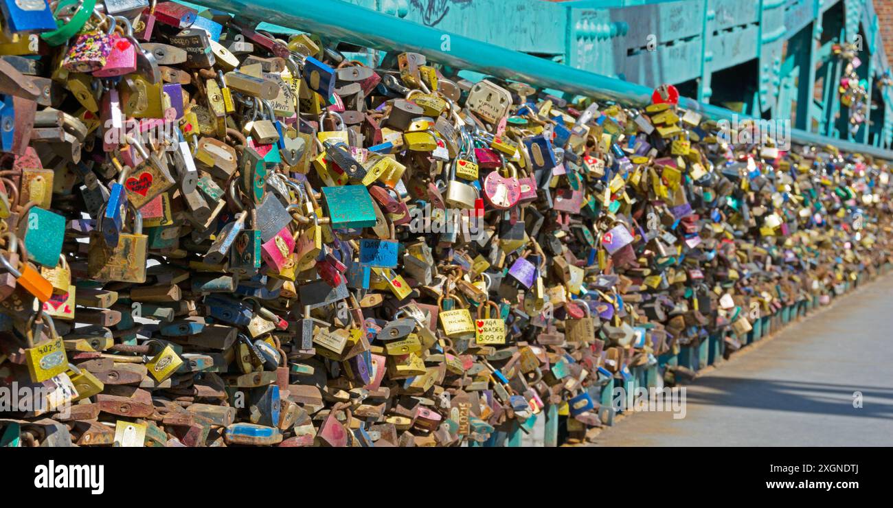 Viele Love Locks auf der tumski-Brücke in Breslau Stockfoto