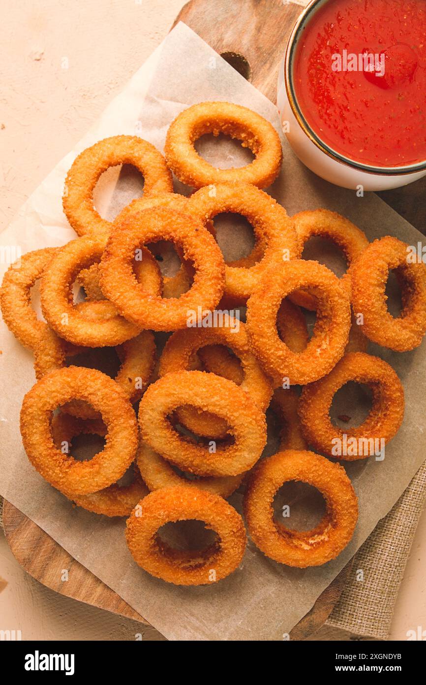 Gebratene Zwiebelringe, frittiert, Snack, keine Leute, selektiver Fokus Stockfoto