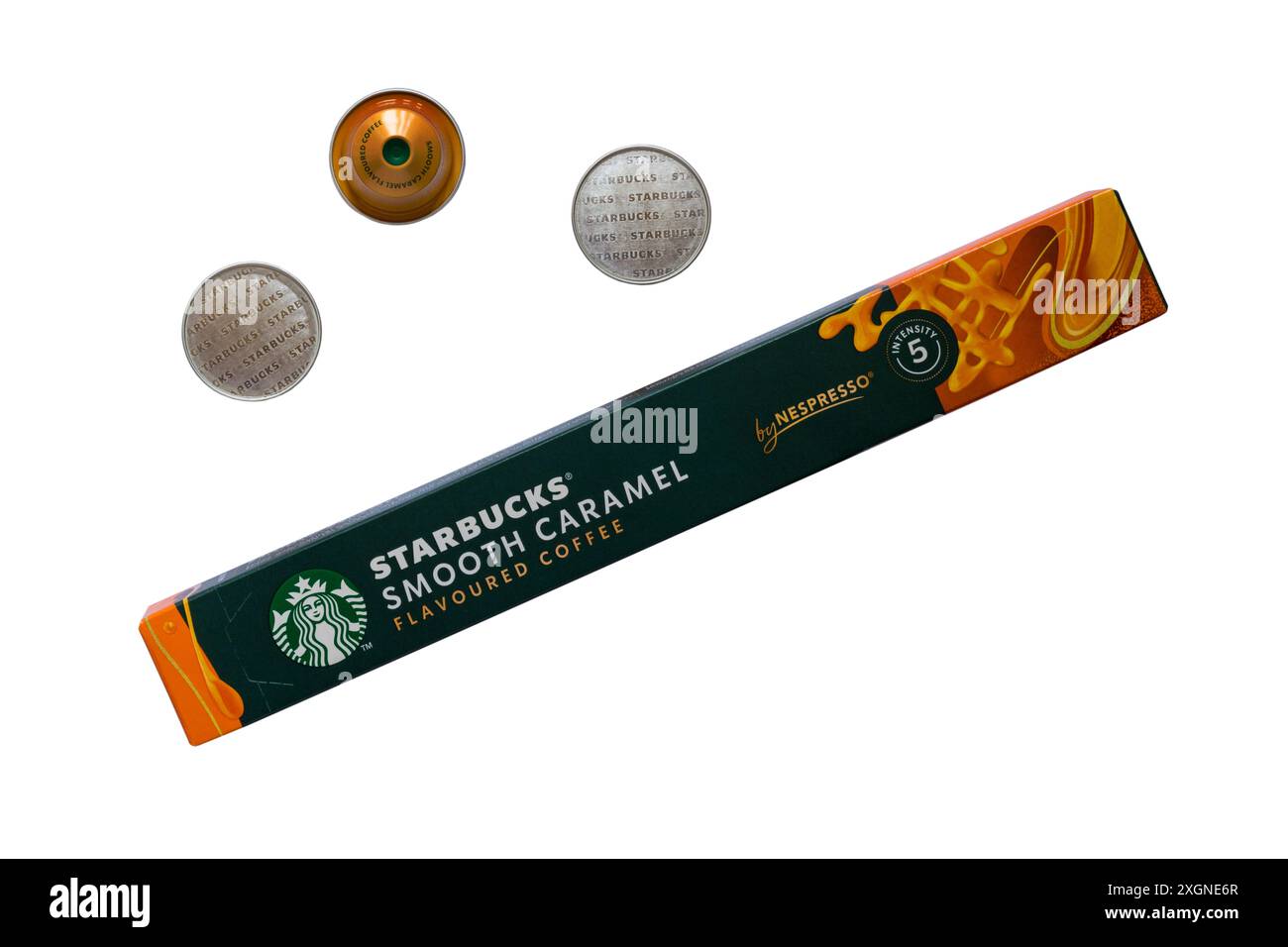 Schachtel mit Starbucks Smooth Caramel aromatisierten Kaffeekapseln von Nespresso mit drei Kapseln isoliert auf weißem Hintergrund Stockfoto