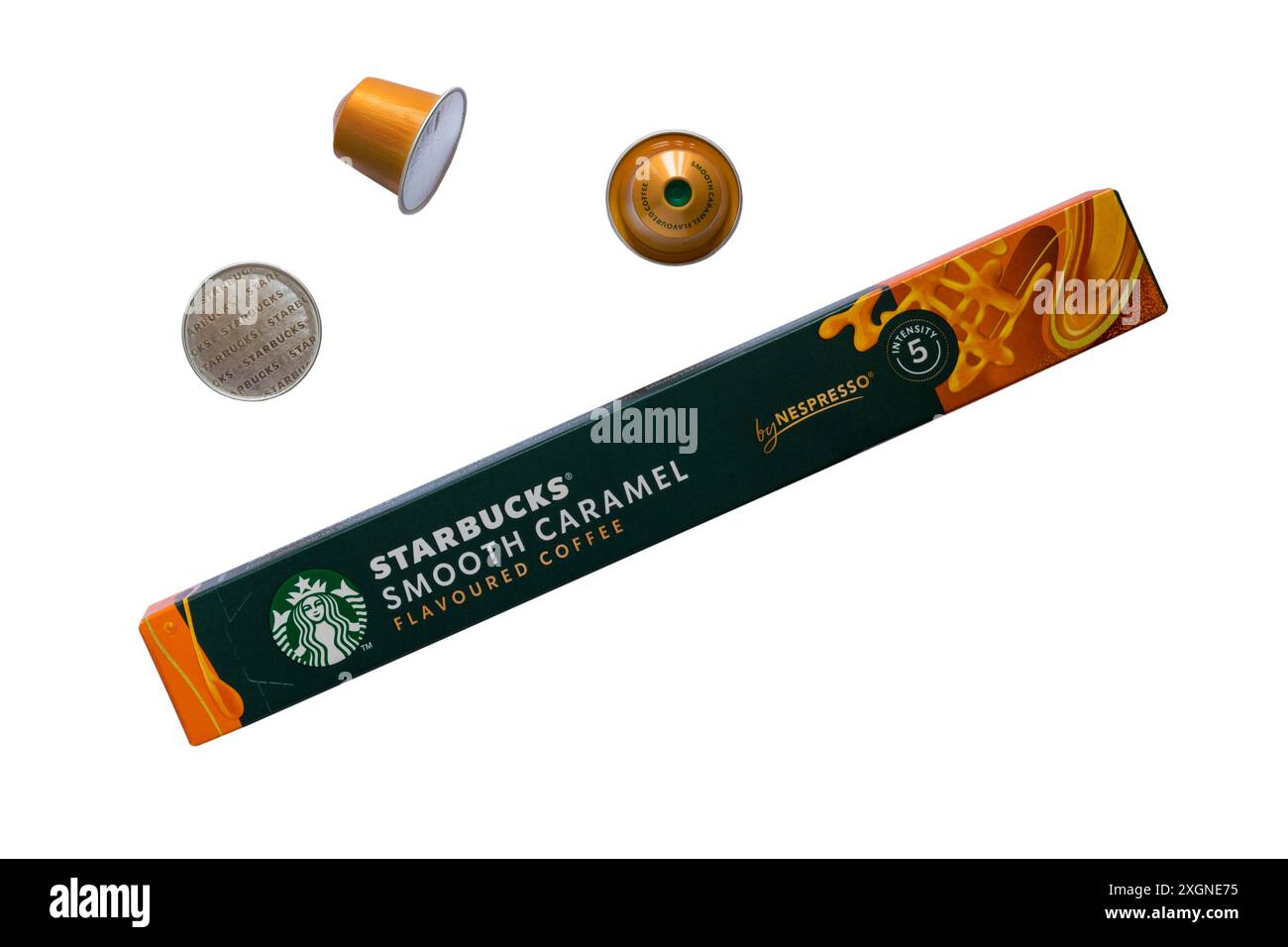 Schachtel mit Starbucks Smooth Caramel aromatisierten Kaffeekapseln von Nespresso mit drei Kapseln isoliert auf weißem Hintergrund Stockfoto