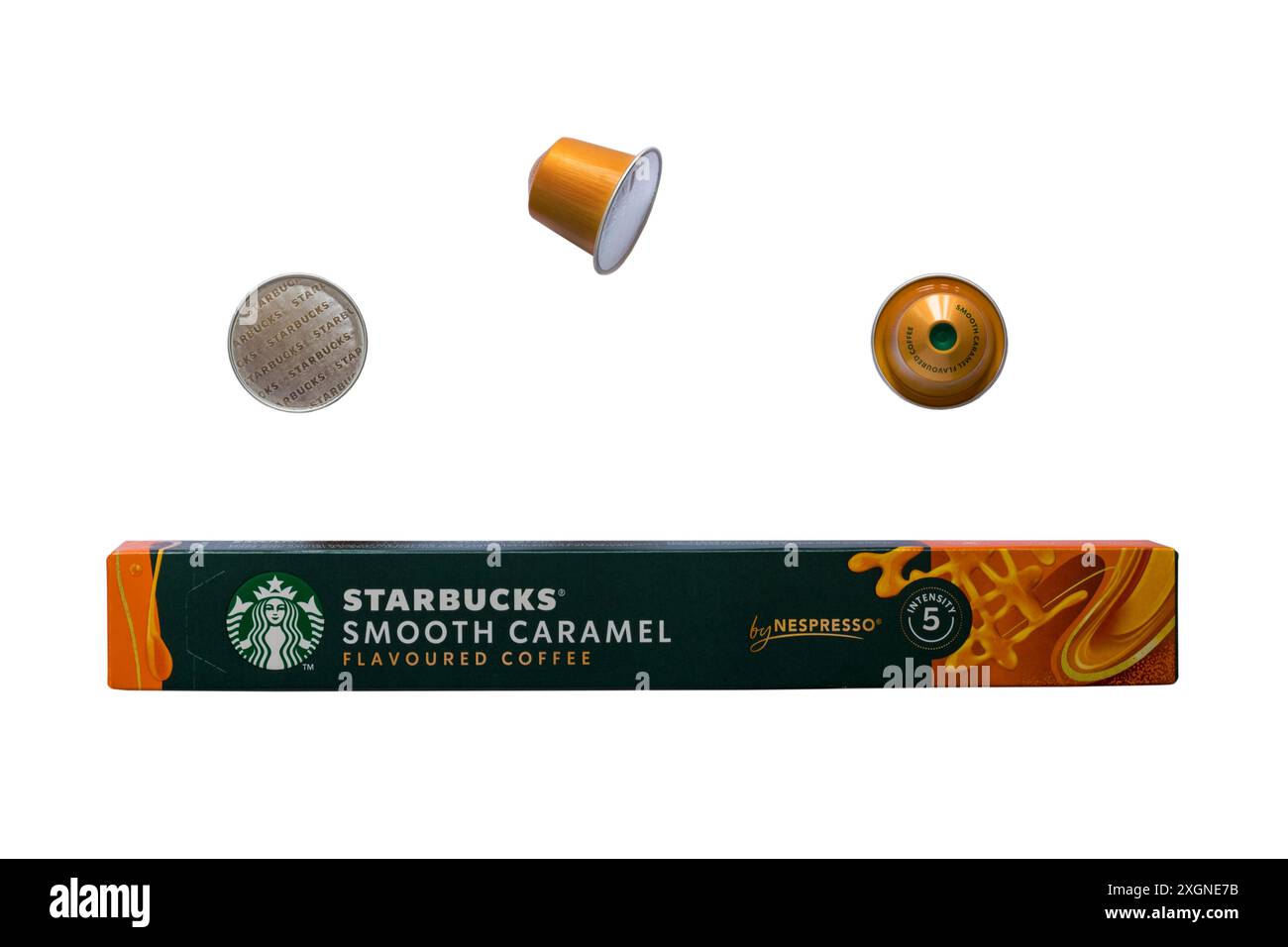 Schachtel mit Starbucks Smooth Caramel aromatisierten Kaffeekapseln von Nespresso mit drei Kapseln isoliert auf weißem Hintergrund Stockfoto