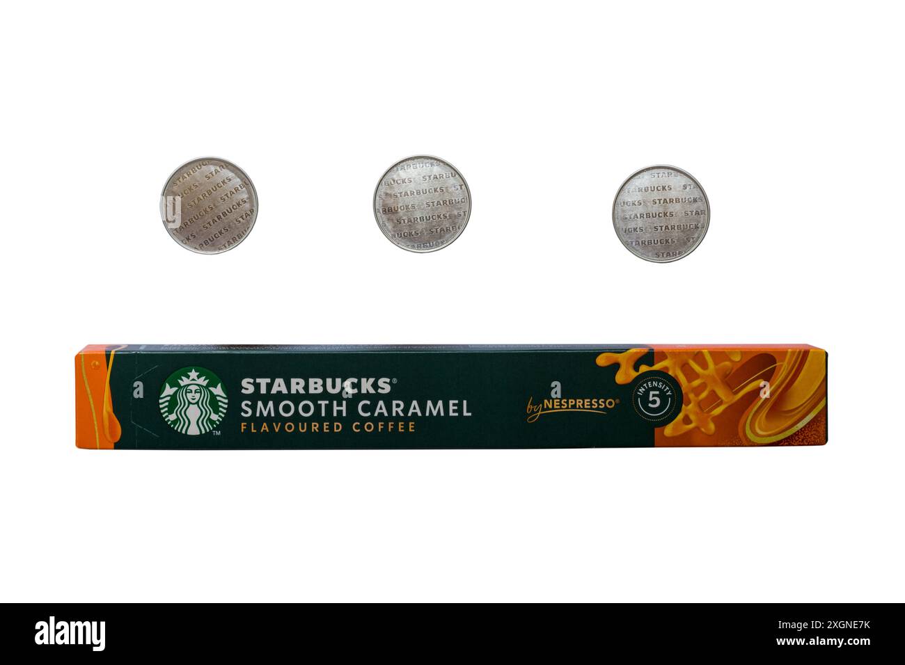 Schachtel mit Starbucks Smooth Caramel aromatisierten Kaffeekapseln von Nespresso mit drei Kapseln isoliert auf weißem Hintergrund Stockfoto