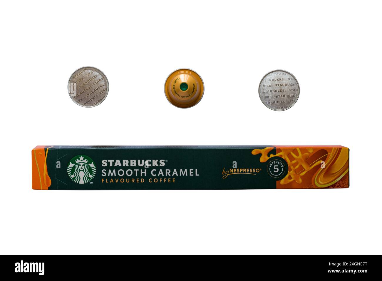 Schachtel mit Starbucks Smooth Caramel aromatisierten Kaffeekapseln von Nespresso mit drei Kapseln isoliert auf weißem Hintergrund Stockfoto