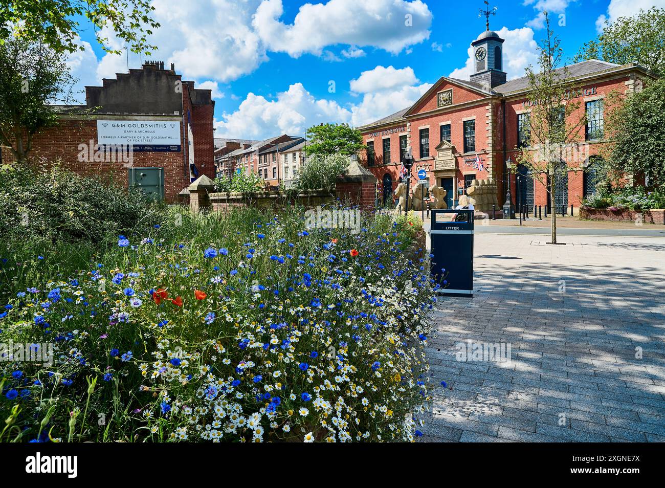 Die Corn Exchange ist ein Abfalleimer und ein Feld voller wilder Blumen im Stadtzentrum von Preston Stockfoto