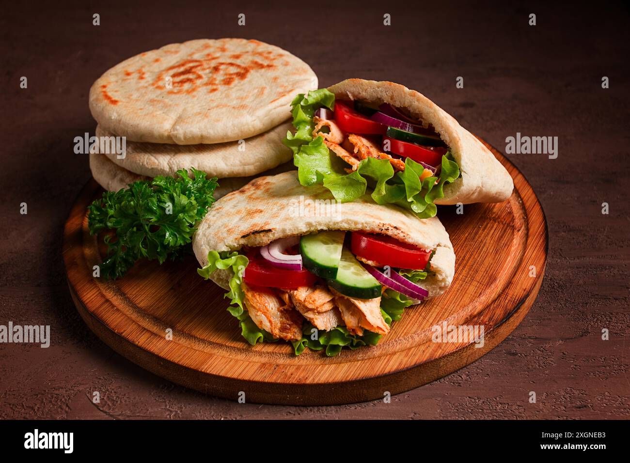 Shawarma in Pitabrot, Huhn, mit Gemüse, hausgemacht, keine Leute Stockfoto