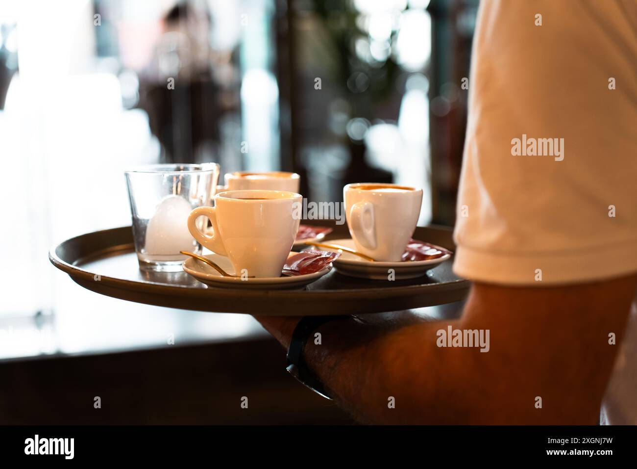 Nahaufnahme eines Tabletts mit Kaffee, der von einem Kellner gehalten wird Stockfoto