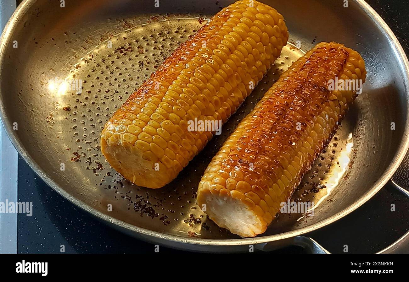 Frisch gerösteter Mais auf dem Maiskolben in einer Pfanne, Bayern, Deutschland Stockfoto