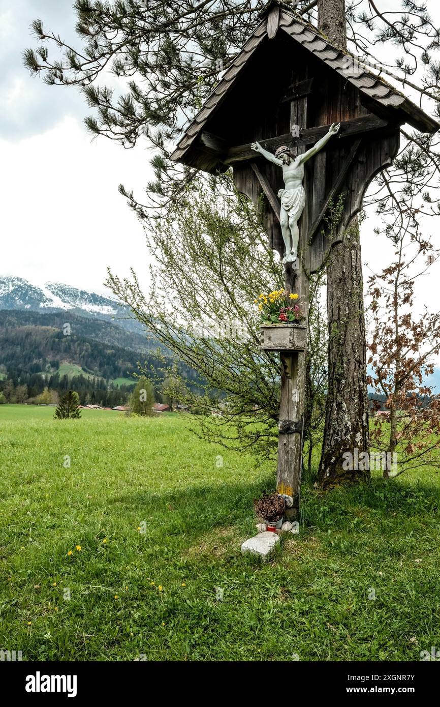 Wegkreuz mit Christusfigur am Stadtrand von Reit im Winkl, Bayern Stockfoto