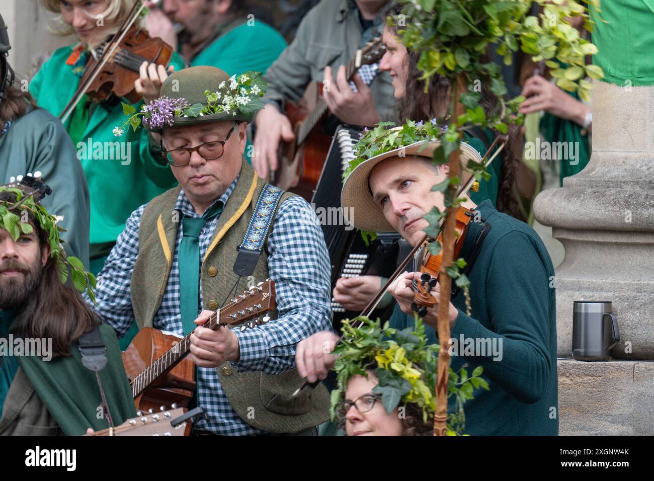 Mitglieder der Whrly-Band spielen traditionelle Volksmusik bei den Maimorgendfeiern in Oxford Stockfoto