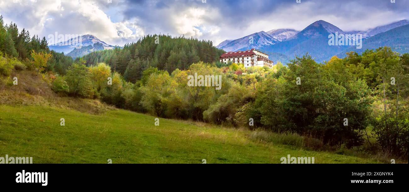 Bansko, Bulgarien Herbst Stadt Banner Panorama der bulgarischen Skigebiet mit Pirin Berggipfel und Bäume Stockfoto