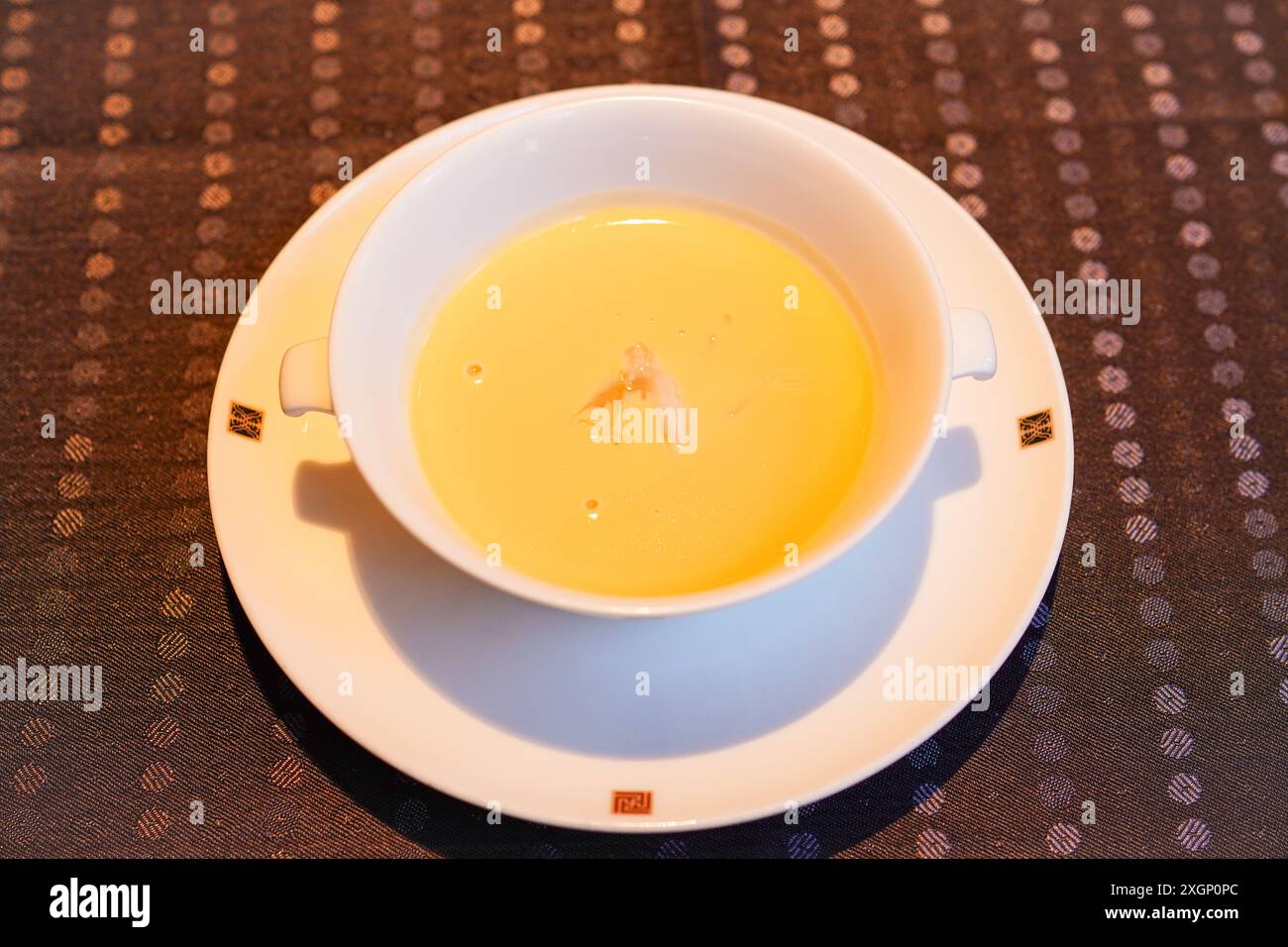 Maissuppe mit Haifischflosse im authentischen chinesischen Restaurant Stockfoto