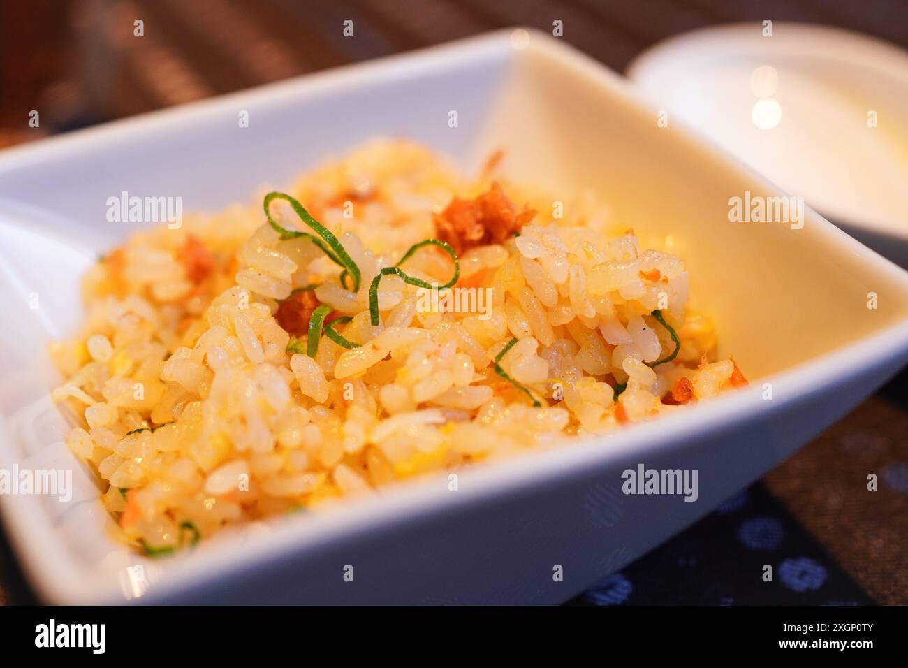 Nahaufnahme von gebratenem Reis aus authentischem chinesischem Restaurant, chinesischem Rührreis mit Ei, Gemüse und geschmortem Schweinefleisch, Meeresfrüchten oder anderem ingre Stockfoto