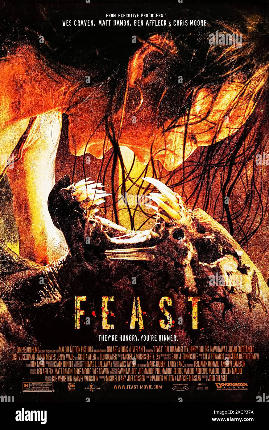 Feast (2005) unter der Regie von John Gulager mit Navi Rawat, Krista Allen und Balthazar Getty in den Hauptrollen. In einer Bar eingesperrte Patrons werden gezwungen, Monster zu bekämpfen. Foto eines Original-Posters aus dem Jahr 2005 (USA) ***NUR FÜR REDAKTIONELLE ZWECKE***. Quelle: BFA/Dimension Folien Stockfoto