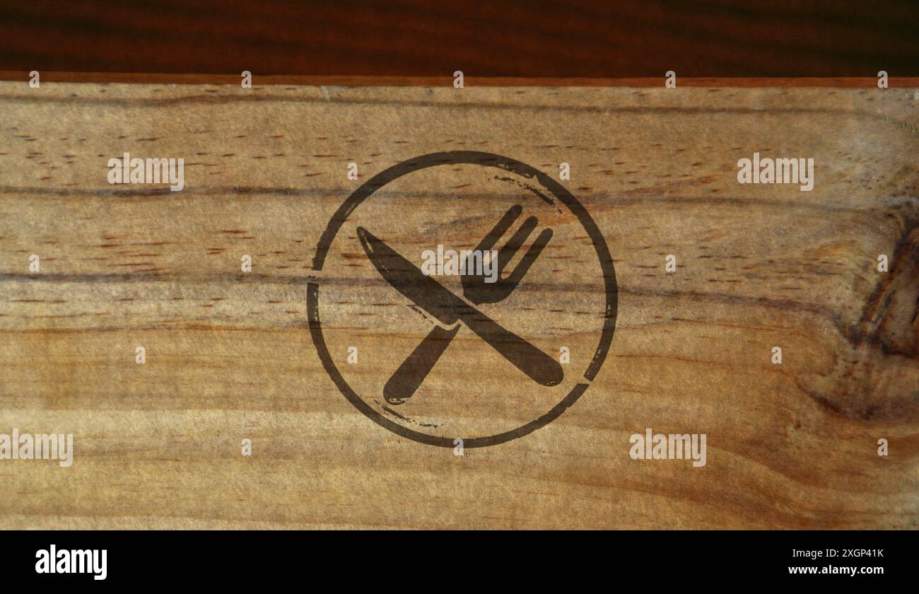 Symbol für Messer und Gabel auf Holzkiste gedruckt. Bar-Schild und Restaurant-Symbol-Konzept. Stockfoto