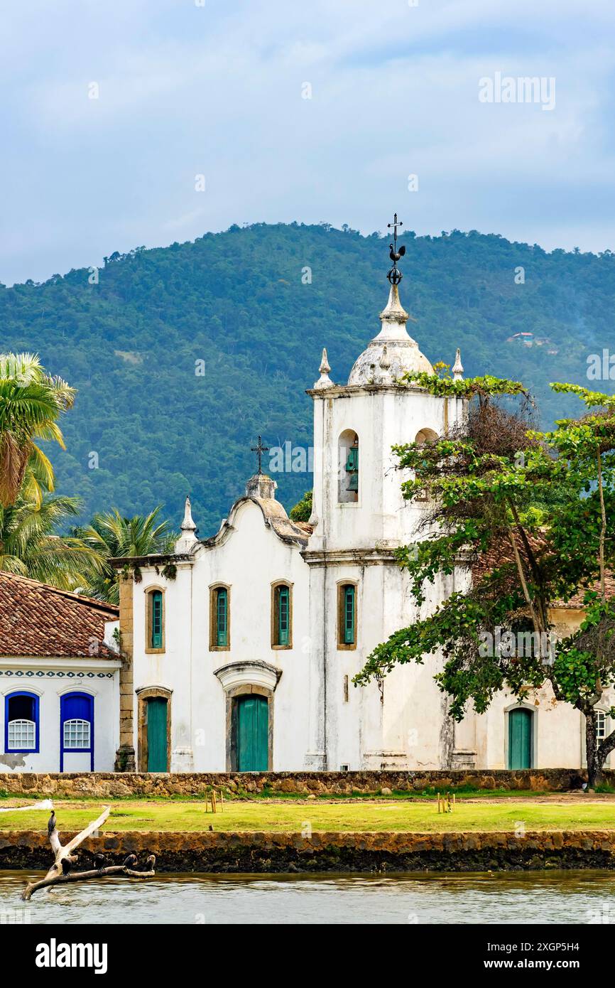 Weiße Kirche in der Nähe des Meeres an der Südküste von Der Staat Rio de Janeiro wurde im 17. Jahrhundert gegründet Jahrhundert Stockfoto