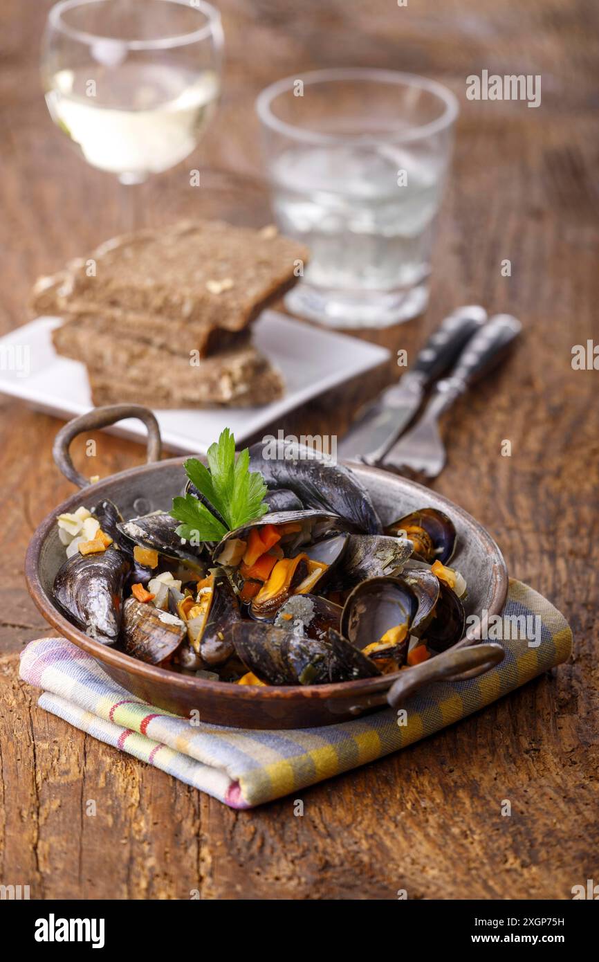 Gekochte Muscheln auf dunklem Holz Stockfoto