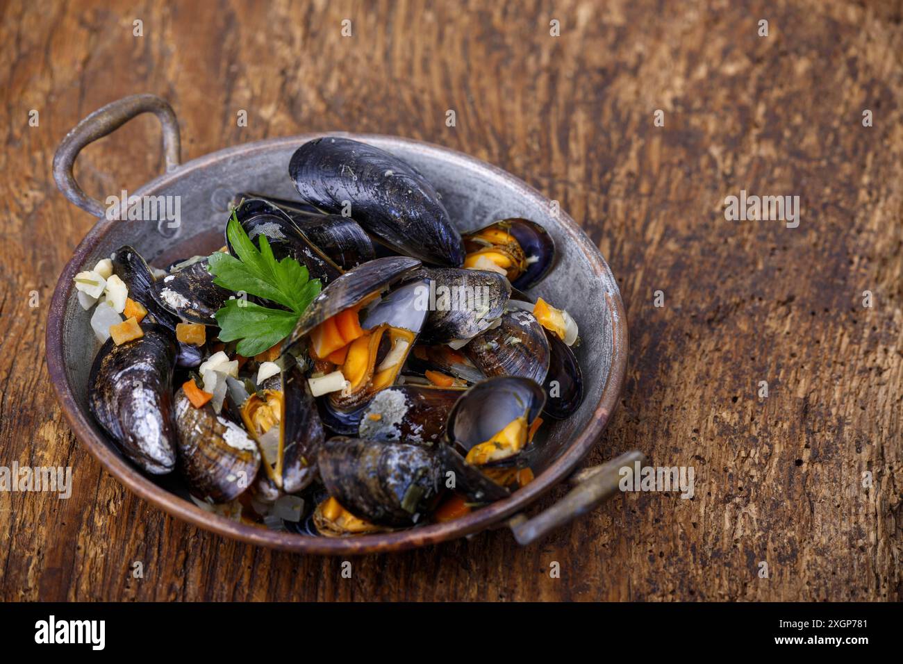 Gekochte Muscheln auf dunklem Holz Stockfoto