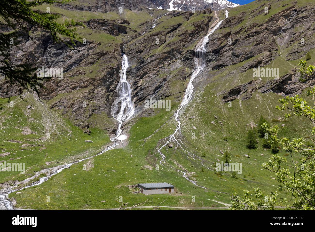 Wasserfälle, Schmelzwasser fällt in den Stausee DIGA Rochemolles, Bardonecchia, Piemont, Italien Stockfoto