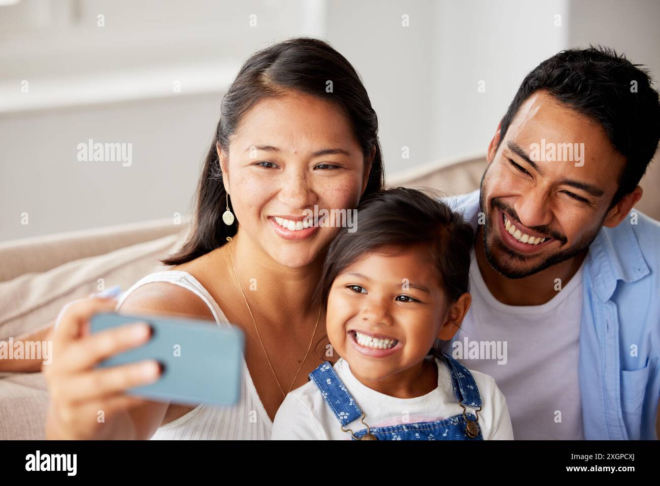 Selfie, zu Hause und Mutter, Vater und Mädchen auf Sofa für soziale Medien, Profilbild und Online-Post. Familie, Liebe und Mutter, Vater und Kind machen Fotos für Stockfoto