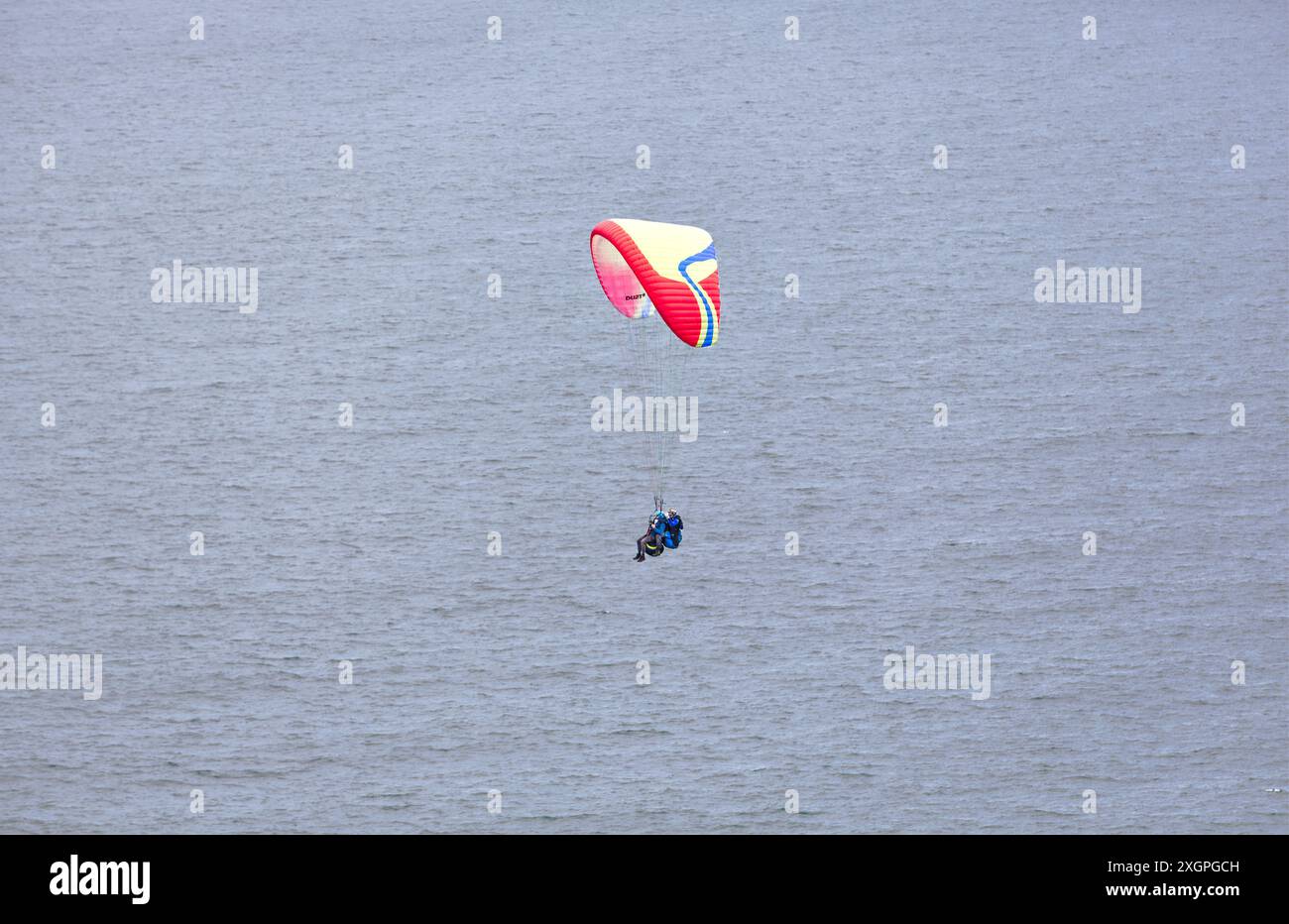 Extremsport. Paragliding, geboren im 20. Jahrhundert, aufgrund des Erfindungsreichtums der Bergsteiger, die nach unten fliegen wollten. Gijón, Asturien, Spanien. Stockfoto