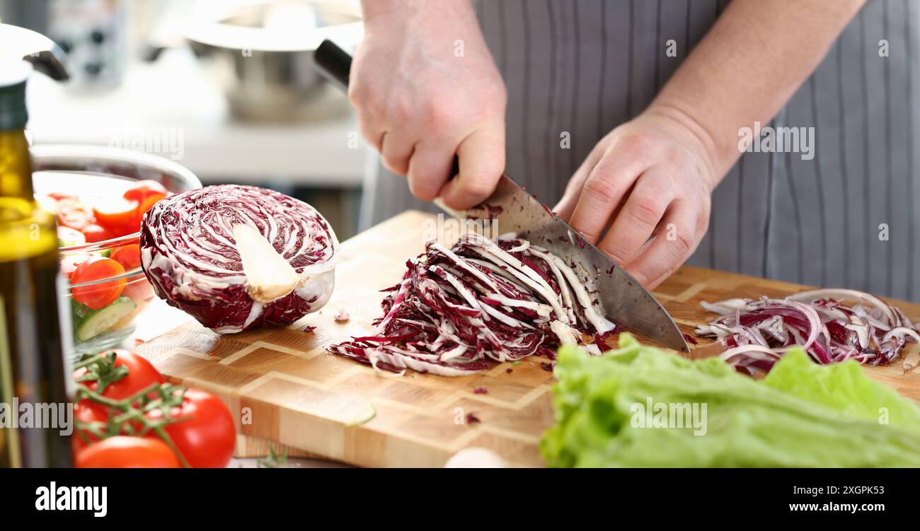 Koch Hände Schneiden Lila Salat Rotkohl halbieren Stockfoto