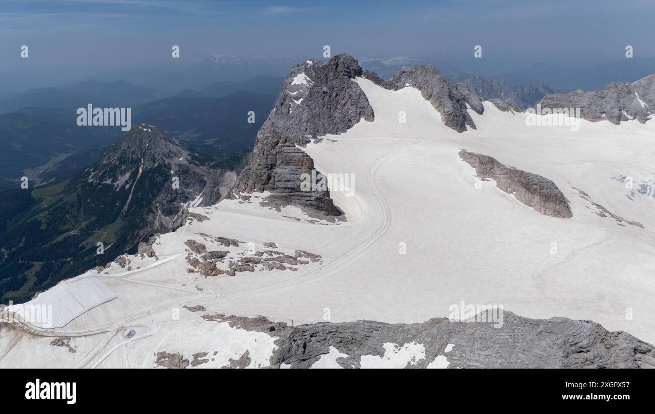 THEMENBILD - Projekt 'Bild der Zukunft': Gletscherschrumpfung - Hallstätter Gletscher, fotografiert am 29. Juni 2024. Selbst kalte Winter und ein nasser Frühling können die Gletscher in Österreich nicht mehr daran hindern, weiterhin an Masse und Länge zu verlieren. Der Hallstätter Gletscher und die Bergstation der Dachstein-Südwand-Seilbahn - 20240629 PD25289 Credit: APA-PictureDesk/Alamy Live News Stockfoto