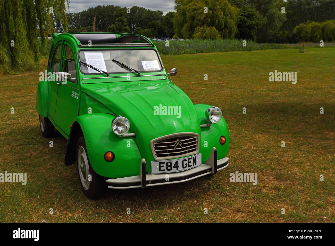 Classic Green Citroen 2CV auf Gras geparkt. Stockfoto