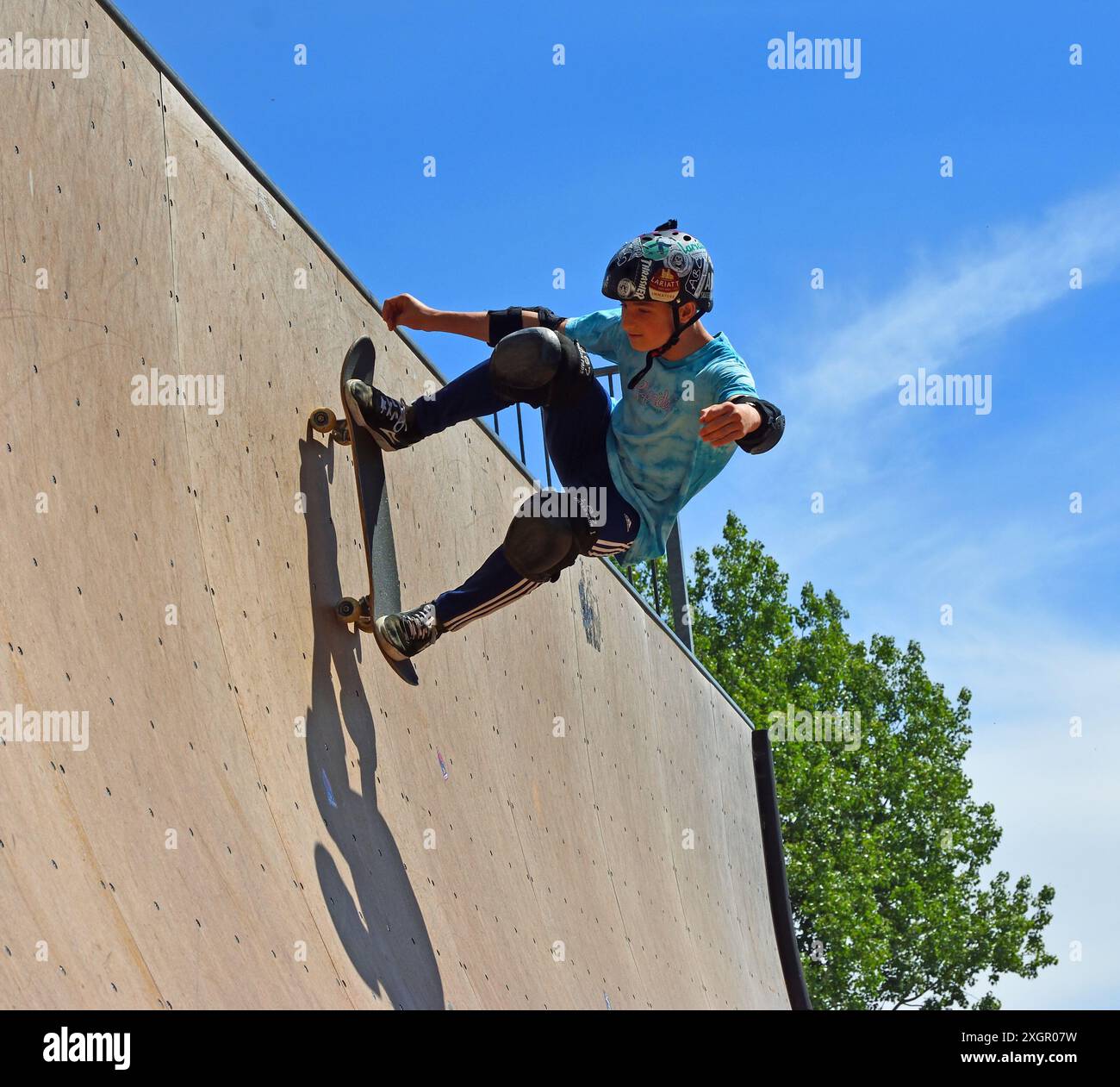 Skateboarder mit Stunt auf der Vert Ramp. Stockfoto