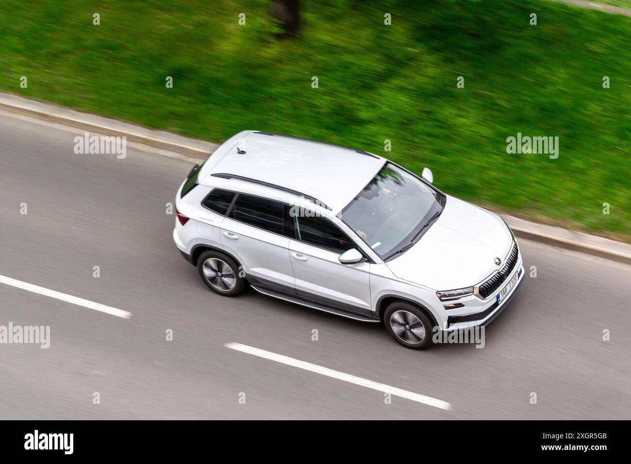 OSTRAVA, TSCHECHISCHE REPUBLIK - 10. APRIL 2024: Weißes tschechisches Skoda Karoq Crossover-Auto mit Bewegungsunschärfe-Effekt Stockfoto