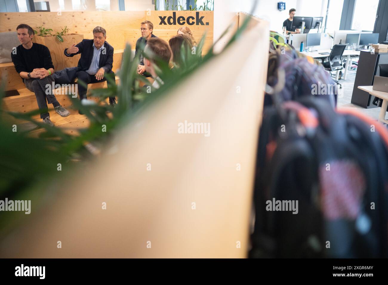 Köln, Deutschland. Juli 2024. Robert Habeck (Bündnis 90/die Grünen, l), Bundesminister für Wirtschaft und Klimaschutz, spricht während eines gemeinsamen Besuchs mit dem Deutschen Startup-Verband, um im Rahmen der Sommerreise des Ministers den Accelerator xdeck im Bürogebäude „das Schiff“ zu lieben. Quelle: Sebastian Christoph Gollnow/dpa/Alamy Live News Stockfoto