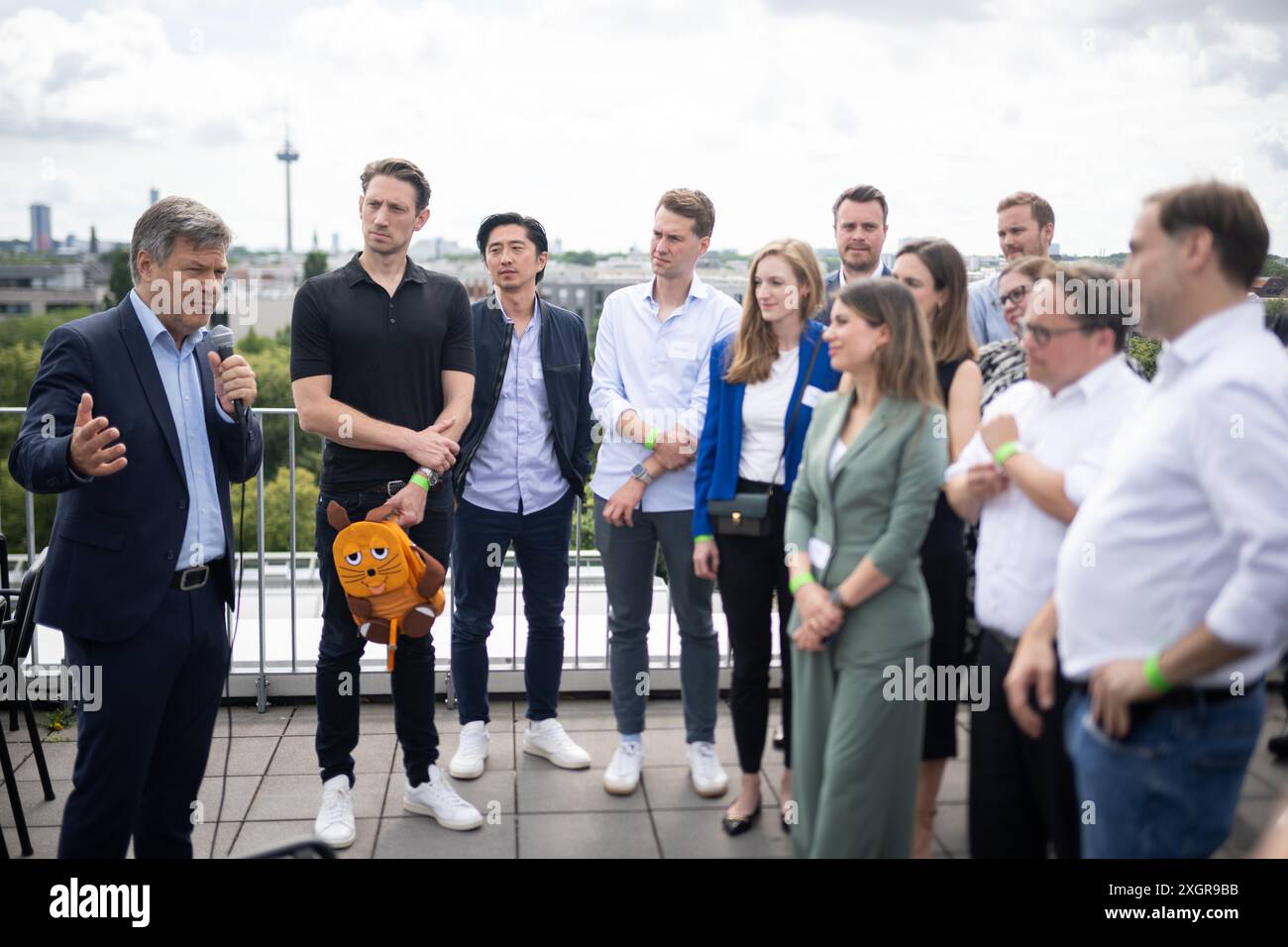 Köln, Deutschland. Juli 2024. Robert Habeck (Bündnis 90/die Grünen, l), Bundesminister für Wirtschaft und Klimaschutz, spricht während eines gemeinsamen Besuchs mit dem Deutschen Startup-Verband, um im Rahmen der Sommerreise des Ministers den Accelerator xdeck im Bürogebäude „das Schiff“ zu lieben. Quelle: Sebastian Christoph Gollnow/dpa/Alamy Live News Stockfoto