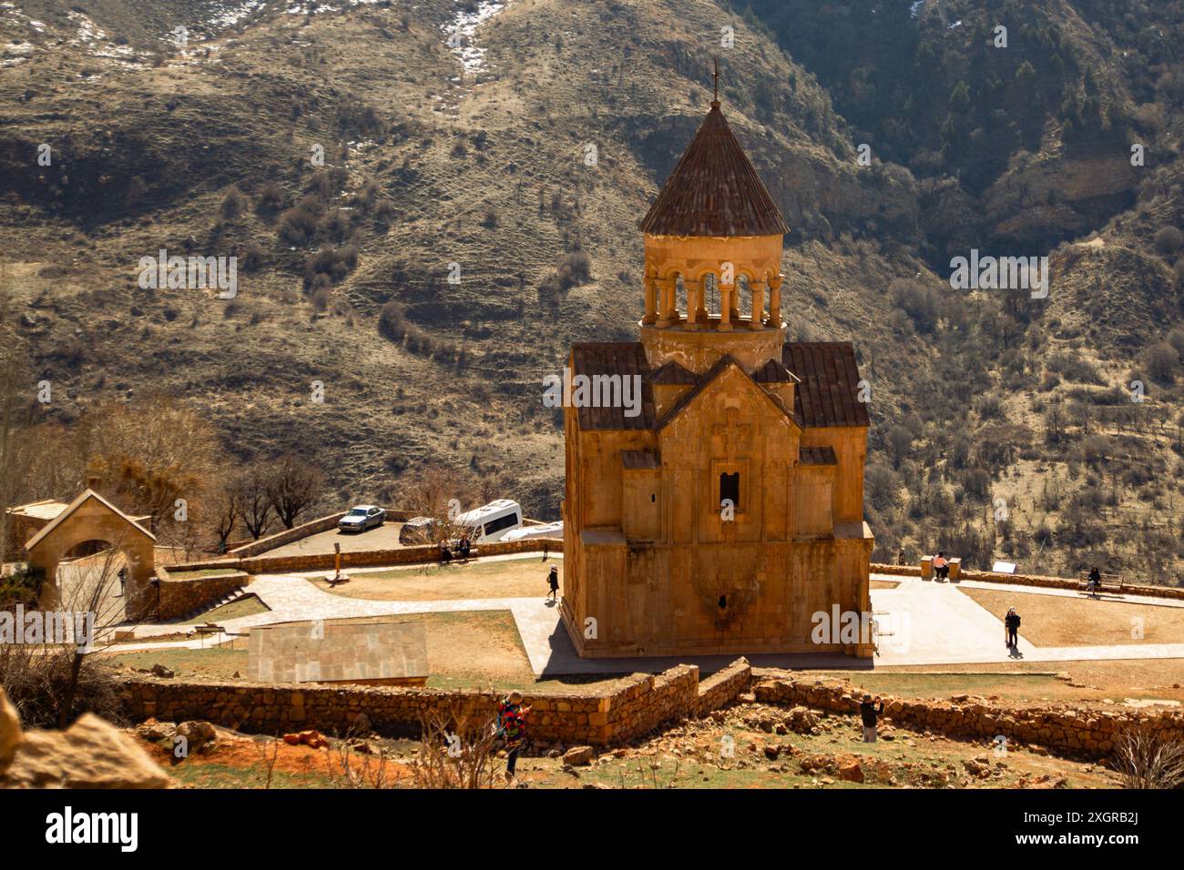 Das Noravank-Kloster in Armenien. Orangefarbene und rote Berge um sie herum Stockfoto