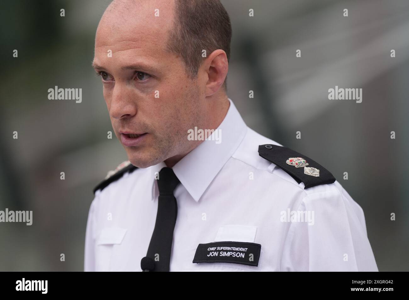 Chief Superintendent Jon Simpson von der Hertfordshire Police spricht mit Medien vor der Hatfield Police Station in Hertfordshire, nachdem drei Frauen, von denen die Polizei glaubt, dass sie verwandt sind, schwer verletzt wurden und am Dienstagabend in Bushey starben. Kyle Clifford, 26, aus Enfield, Nord-London, wurde auf eine Fahndung gestellt, die von Detectives gesucht wird, die die Morde an den drei Frauen untersuchen. Bilddatum: Mittwoch, 10. Juli 2024. Stockfoto