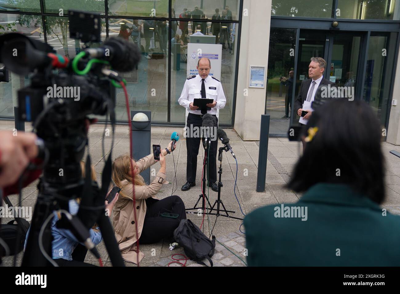 Chief Superintendent Jon Simpson von der Hertfordshire Police spricht mit Medien vor der Hatfield Police Station in Hertfordshire, nachdem drei Frauen, von denen die Polizei glaubt, dass sie verwandt sind, schwer verletzt wurden und am Dienstagabend in Bushey starben. Kyle Clifford, 26, aus Enfield, Nord-London, wurde auf eine Fahndung gestellt, die von Detectives gesucht wird, die die Morde an den drei Frauen untersuchen. Bilddatum: Mittwoch, 10. Juli 2024. Stockfoto