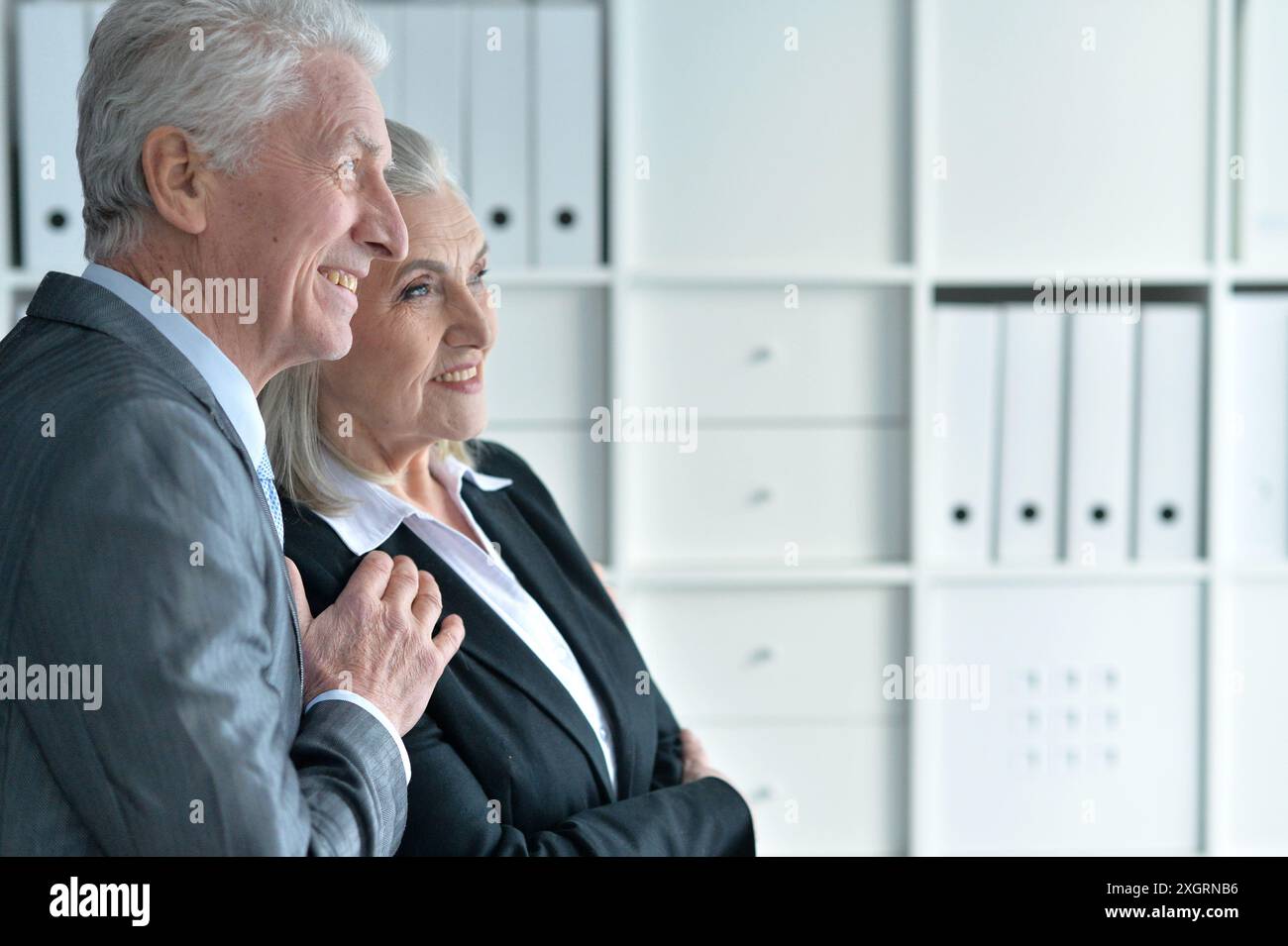 Porträt eines älteren glücklichen Paares im Büro Stockfoto