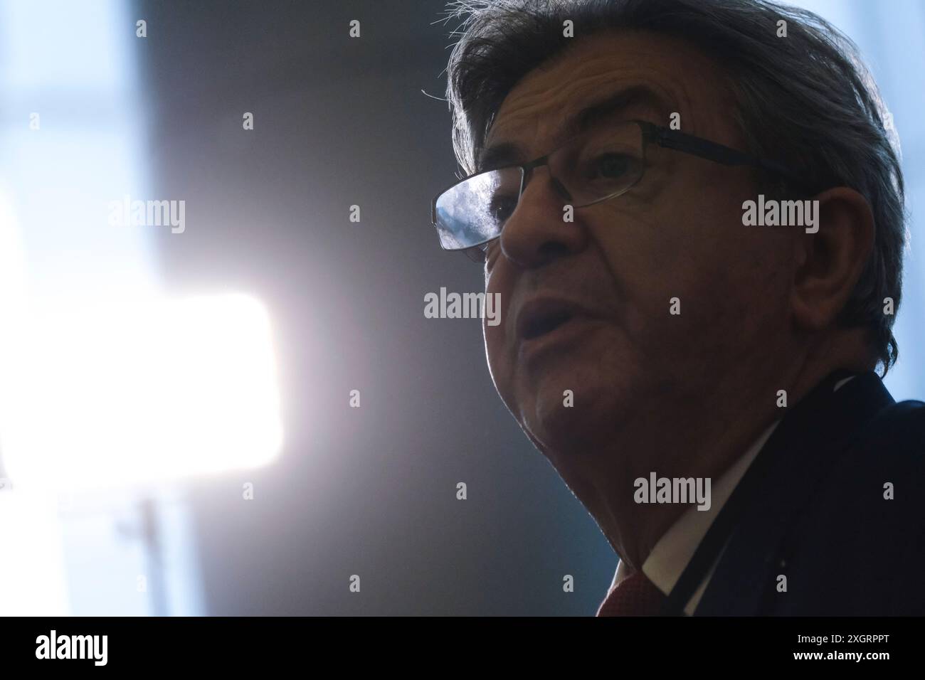 Brüssel, Belgien Juli 2024. Jean-Luc Melenchon, der Gründer der LFI-Partei La France Insoumise, hält am 10. Juli 2024 eine Pressekonferenz im Europäischen Parlament in Brüssel (Belgien). Credit: ALEXANDROS MICHAILIDIS/Alamy Live News Stockfoto