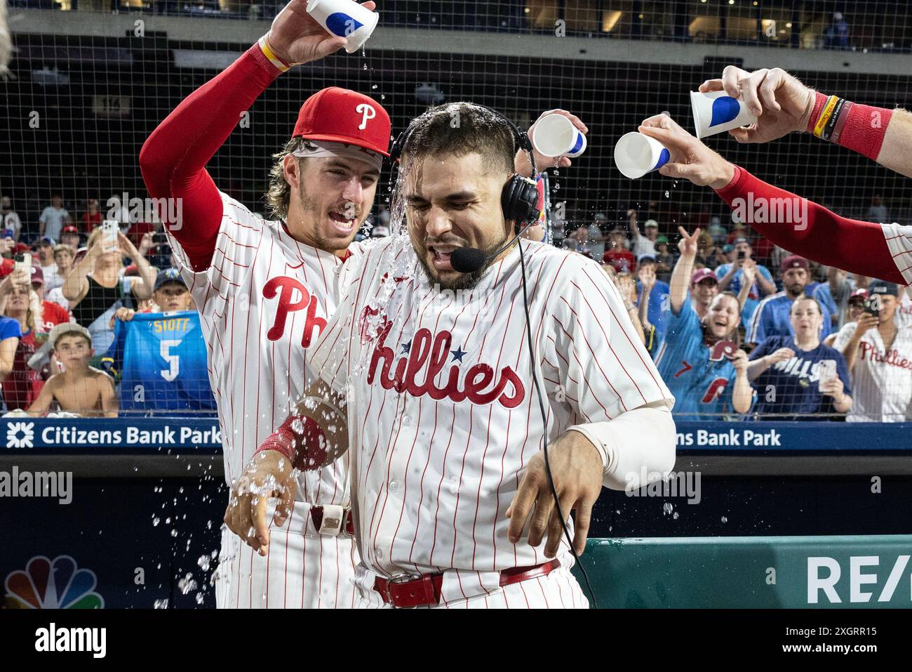 Der Philadelphia Phillies-Catcher Rafael Marchan wird mit Wasser von Bryson Stott übergossen, nachdem sein Team am Dienstag, den 9. Juli 2024, die Los Angeles Dodgers 10-1 in einem MLB-Baseballspiel in Philadelphia besiegt hatte. Foto: Laurence Kesterson/UPI Stockfoto