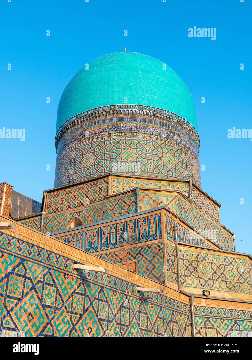 Tilya Kori Madrasa auf dem Registan-Platz, Samarkan, Usbekistan - Portrait Shot Stockfoto