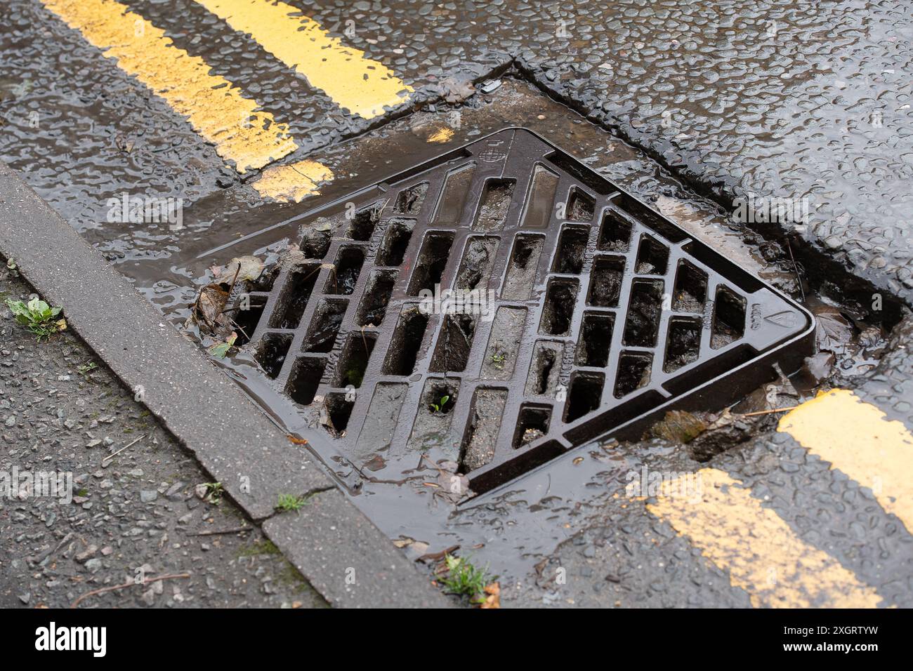 Chesham, Buckinghamshire, Großbritannien. Juli 2024. Blockierte Abflüsse in Chesham, Buckinghamshire, da Straßen nach starkem Regen und Überlauf des River Chess weiterhin überschwemmen. Kredit: Maureen McLean/Alamy Stockfoto