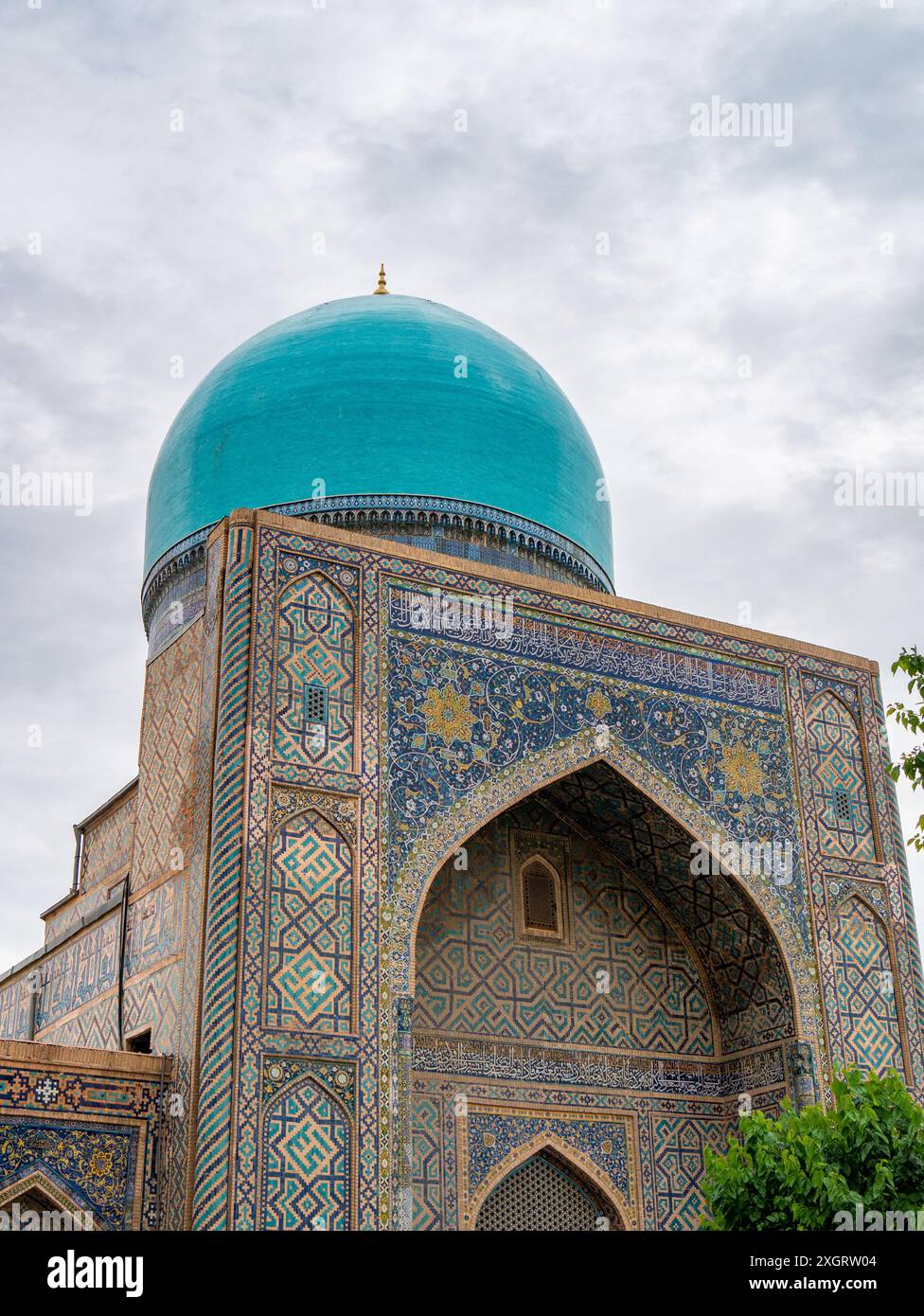 Tilla-Kari-Moschee, Samarkand, Usbekistan an einem bewölkten Tag - Portrait Low-angle-Aufnahme Stockfoto