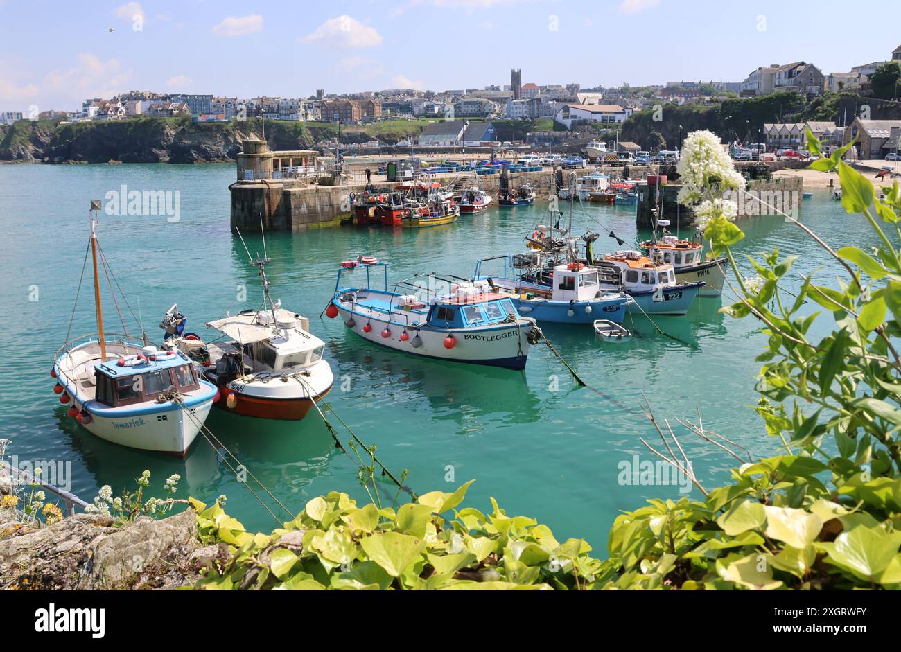 Boote ankerten an einem sonnigen Frühlingstag im Hafen von Newquay. Angel- und Freizeitsegelboote Stockfoto