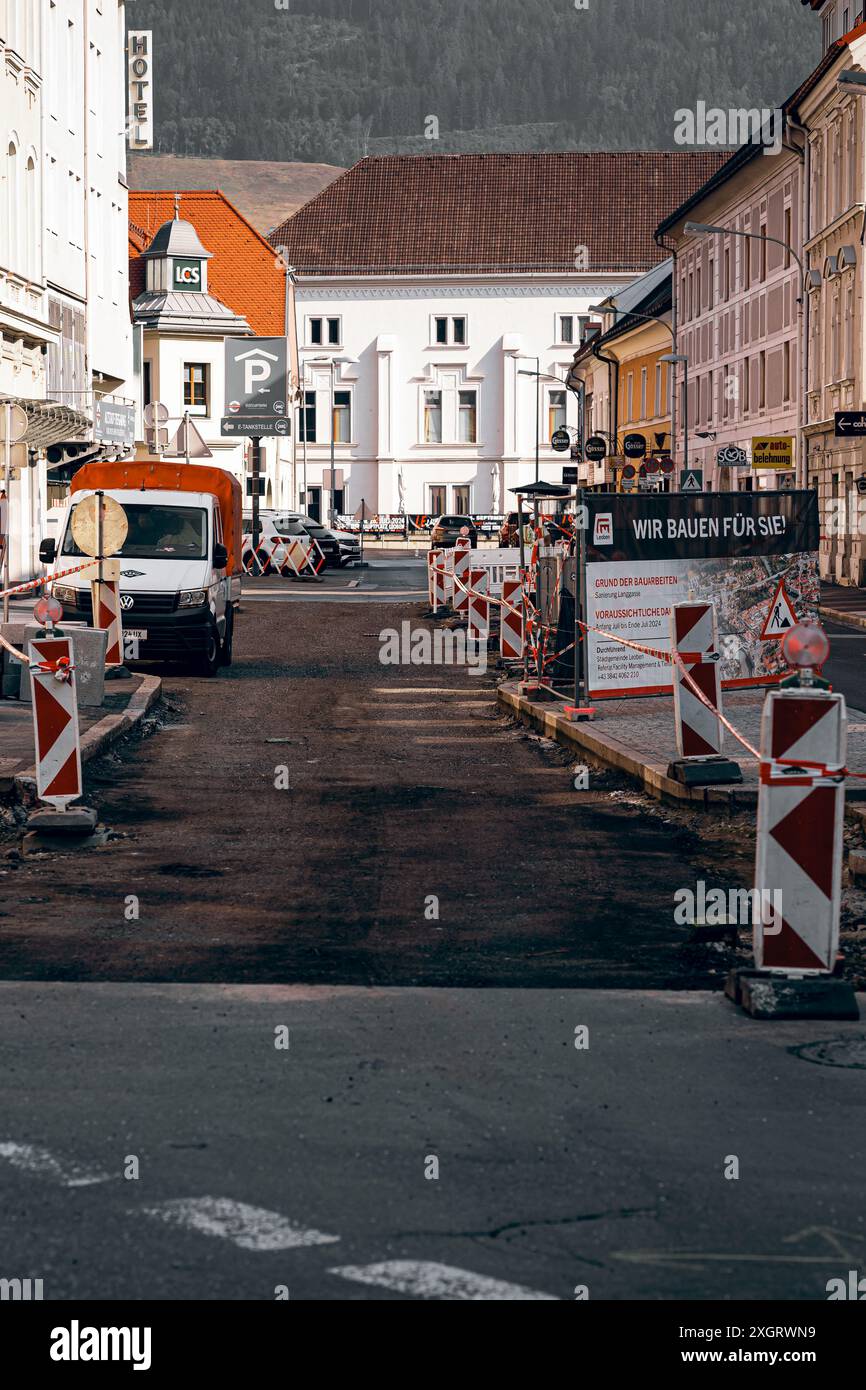 Roller und Arbeiter auf Asphaltierung und Reparatur von Stadtstraßen. Stockfoto