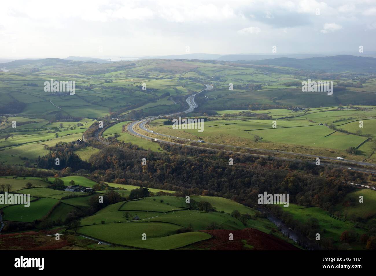 Der River Lune, die West Coast Main Line und der M6 Motorway von Lingmill in den Howgill Hills im Yorkshire Dales National Park, England, Großbritannien. Stockfoto