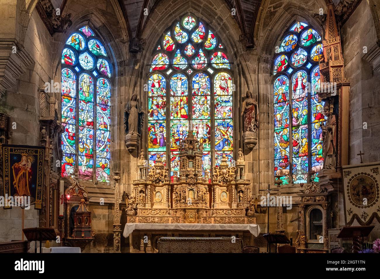 Der Hochaltar der Kirche Saint-Germain in Pleyben, Bretagne, ist ein Meisterwerk religiöser Kunst und Architektur. Aus dem 16. Jahrhundert, Stockfoto