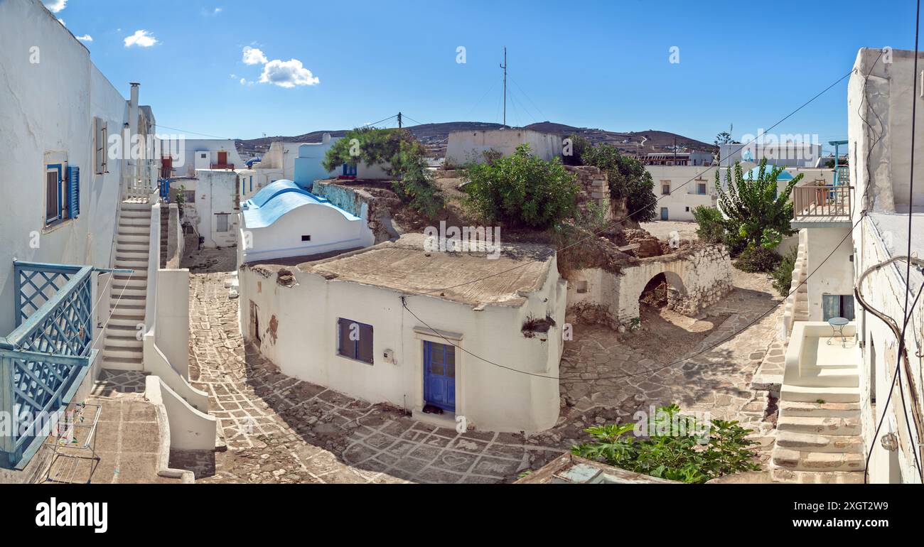 Panoramablick auf das Innere des Schlosses Antiparos in Griechenland, Europa, ein mittelalterliches venezianisches Gebäude, in dem die Häuser die Außenmauern bilden. Stockfoto