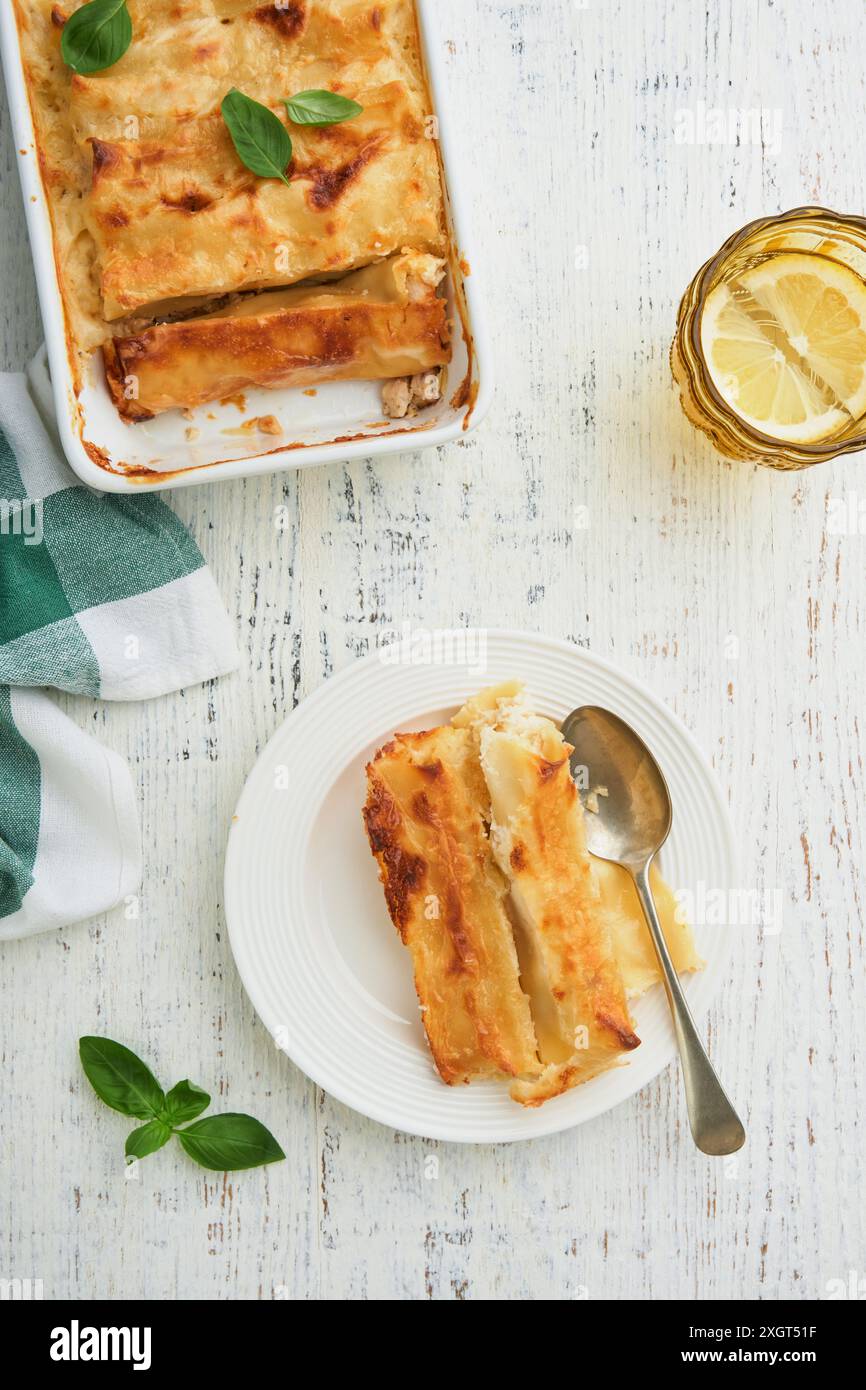 Italienische Cannelloni. Nudelauflauf Cannelloni mit gemahlenem Huhn, Tomaten und Bechamelsauce. Traditionelles italienisches Pastagericht und Rezept. Cover oder Kunst Stockfoto