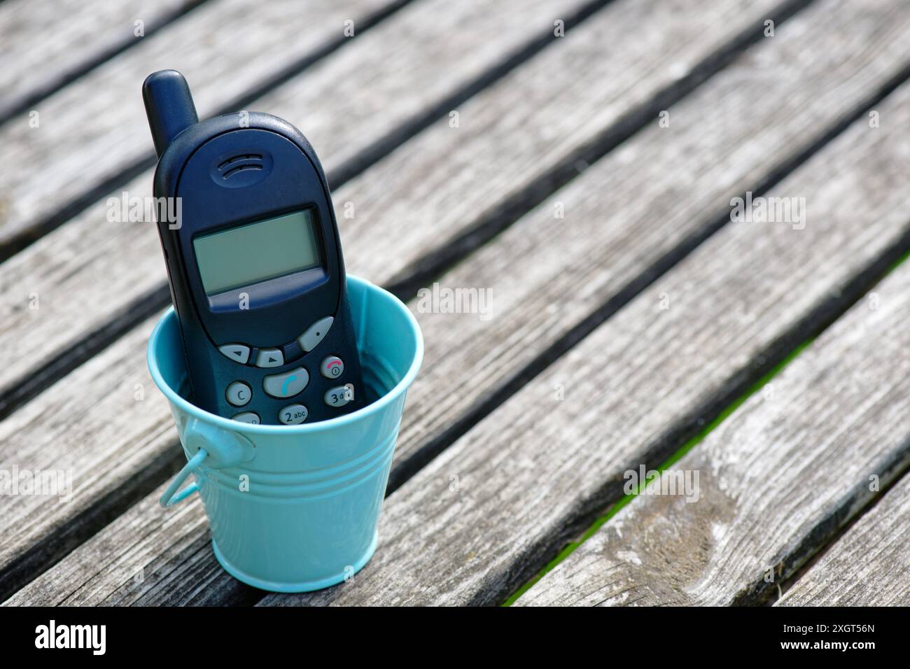Altes Handy auf altem, verwittertem Holztisch Stockfoto