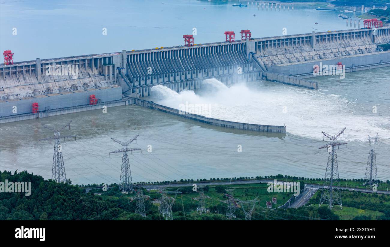 YICHANG, CHINA - 10. JULI 2024 - Foto vom 10. Juli 2024 zeigt den Three Gorges Damm, der dieses Jahr zum ersten Mal Hochwasser in Yichang freisetzt Stockfoto