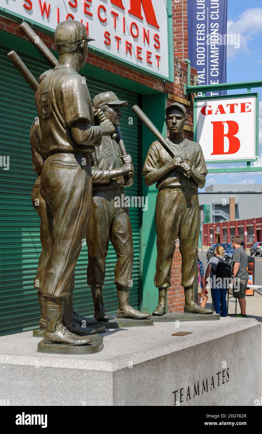 Boston, Massachusetts, USA – die Statue der Teamkollegen vor dem Fenway Park, Heimstadion des Boston Red Sox Baseball Teams. Stockfoto