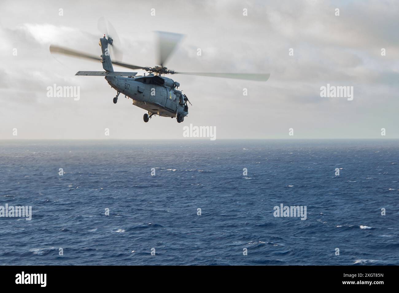 240708-N-UF592-2311 PAZIFISCHER OZEAN (8. Juli 2024) ein MH-60S Sea Hawk Hubschrauber, der an die Golden Falcons of Helicopter Sea Combat Squadron (HSC) angeschlossen ist Stockfoto
